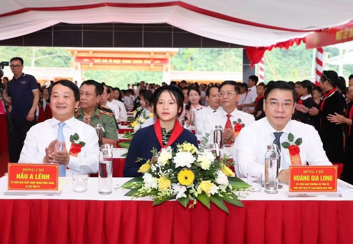 Ông Trịnh Văn Quyết, Ủy viên Bộ Chính trị, Bí thư Trung ương Đảng, Trưởng Ban Tuyên giáo Trung ương; ông Phạm Quang Hưng, Thứ trưởng Bộ Giáo dục và Đào tạo cùng lãnh đạo tỉnh Tuyên Quang dự lễ khai giảng năm học mới.