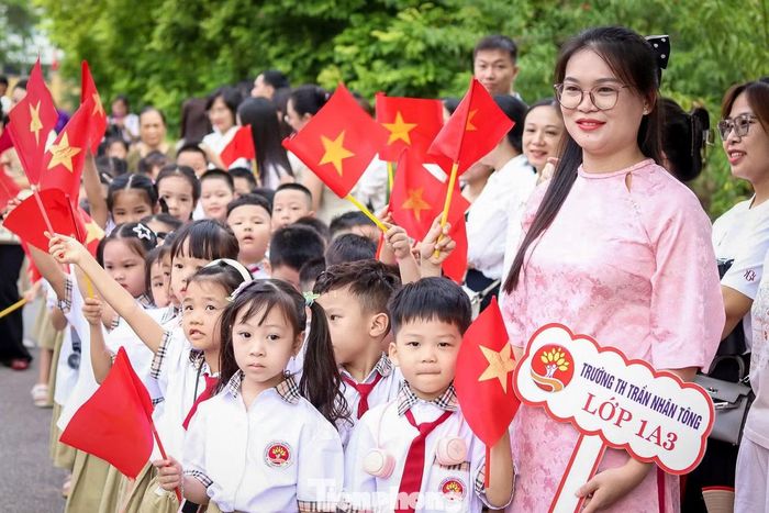 Tại Trường Tiểu học Trần Nhân Tông (phường Đông A, tỉnh Ninh Bình), ngày khai giảng cũng diễn ra trong không khí rộn ràng.