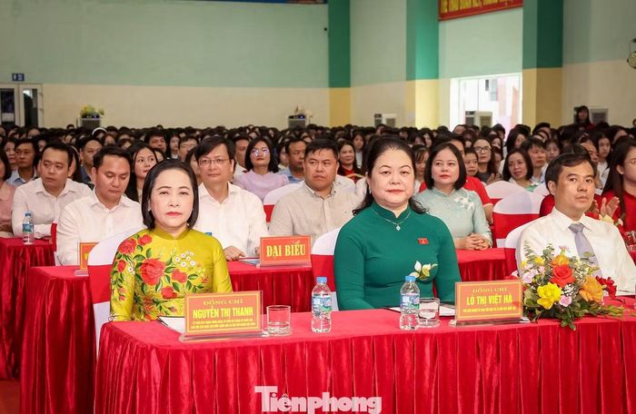 Hòa trong không khí tưng bừng của ngày hội toàn dân đưa trẻ đến trường trên cả nước, sáng 5/9, Phó Chủ tịch Quốc hội Nguyễn Thị Thanh tới tham dự Lễ Khai giảng năm học mới 2026 - 2027 tại Trường THPT chuyên Lương Văn Tụy (phường Hoa Lư, tỉnh Ninh Bình).
