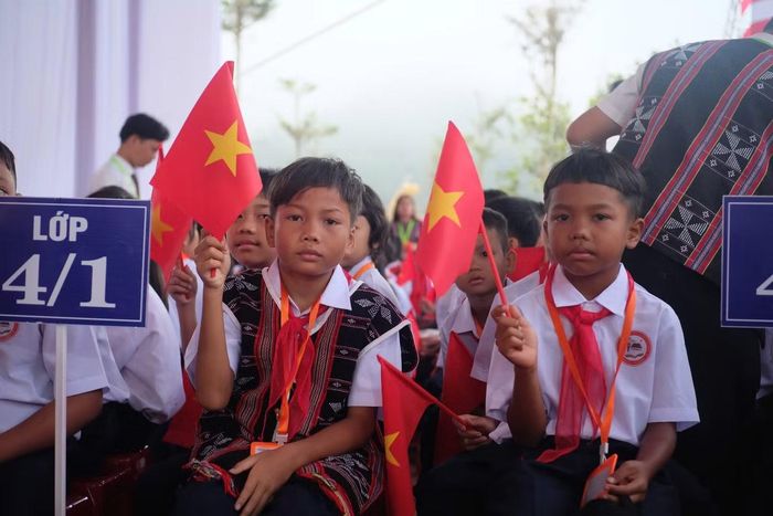 Lãnh đạo xã Tây Giang cho hay địa phương cũng đã vận động hơn 1.000 học sinh ra lớp. Ngôi trường mới giúp các em học sinh có thêm động lực học tập, bà con nhân dân phấn khởi, yên tâm lao động sản xuất.