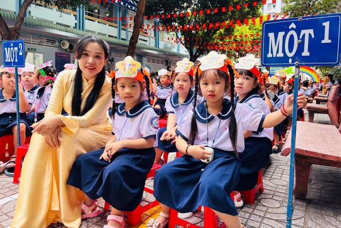 Cô Trần Thị Ngọc Hoa - giáo viên chủ nhiệm lớp 1/1 cùng học Trường Tiểu học Hạnh Thông, TPHCM trước giờ khai giảng chính thức.