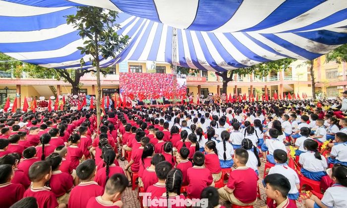 Lễ khai giảng tại Trường Tiểu học Trần Quốc Toản diễn ra trong không khí trang trọng, tươi vui.