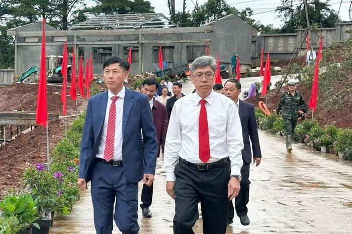 Ông Nguyễn Minh - Phó Chủ tịch UBND tỉnh Lâm Đồng (áo trắng) dự lễ khai giảng tại Trường Phổ thông nội trú Tiểu học và THCS Quảng Trực.
