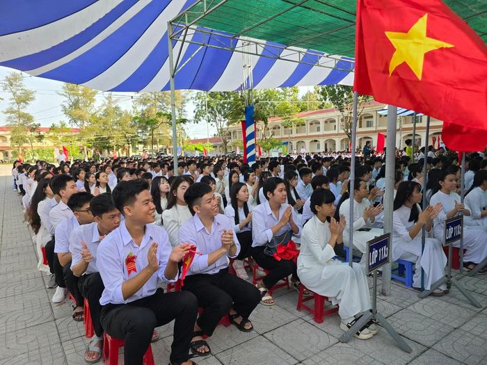 Trường THCS&THPT Ngã Sáu được thành lập trên cơ sở sáp nhập Trường THCS Nguyễn Văn Quy và THPT Ngã Sáu. Sau sắp xếp, nhà trường có 59 lớp với 2.575 học sinh. Năm học 2026-2027, nhà trường chào đón 781 học sinh đầu cấp, trong đó có 406 học sinh khối 6 và 375 học sinh khối 10.