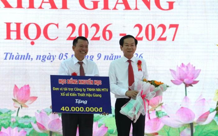 Dịp này, lãnh đạo TP Cần Thơ cũng trao nhiều suất học bổng cho Trường THCS & THPT Ngã Sáu. Trong ảnh: Ông Đỗ Thanh Bình - Bí thư Thành ủy Cần Thơ trao học bổng cho nhà trường.