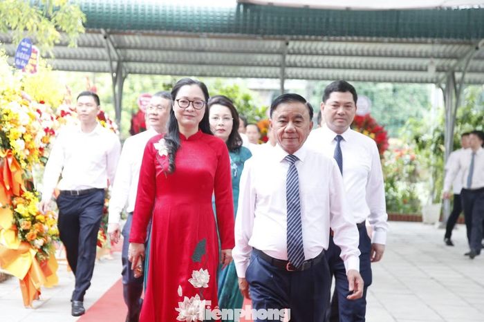 Thường trực Ban Bí thư Trần Cẩm Tú dự khai giảng năm học mới tại trường Phổ thông Dân tộc nội trú tỉnh Bắc Ninh. Ảnh: Nguyễn Thắng