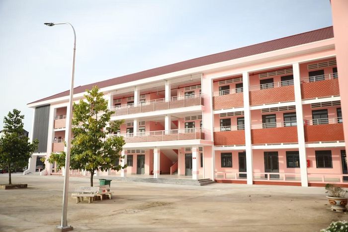 Ngôi trường mới khang trang, tạo điều kiện học tập, sinh hoạt tốt hơn cho học sinh vùng biên. Ảnh: Nhật Huy
