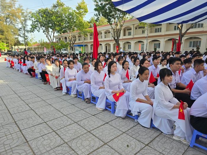 Hơn 1.400 học sinh Trường THCS&THPT Ngã Sáu tham dự lễ khai giảng.