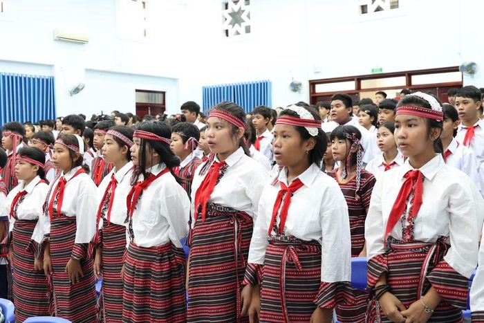 Lãnh đạo TPHCM và các em học sinh Trường Phổ thông dân tộc nội trú Bà Rịa - Vũng Tàu hát quốc ca tại lễ khai giảng.