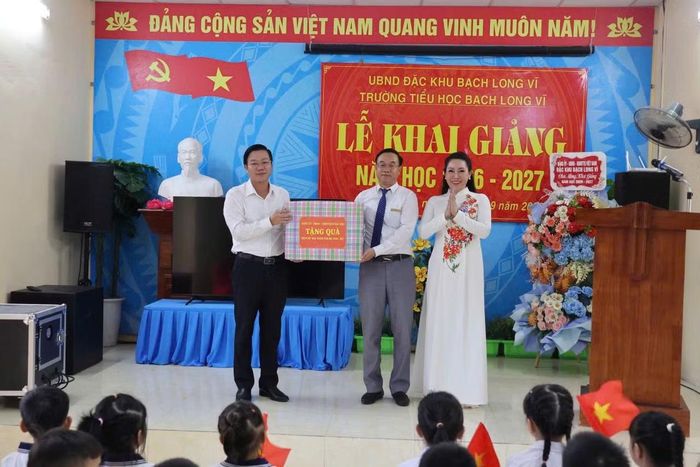 UBND Đặc khu Bạch Long Vĩ phối hợp với Bộ Chỉ huy quân sự thành phố và các đoàn thể tặng quà cho thầy và trò Trường tiểu học Bạch Long Vĩ dịp khai giảng năm học mới.
