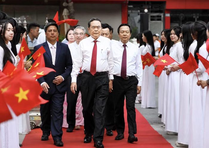 Chủ tịch Quốc hội Trần Thanh Mẫn dự lễ khai giảng năm học 2026-2027 tại Hưng Yên. Ảnh: N.L.