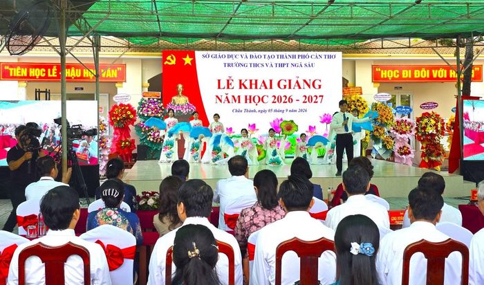 Văn nghệ chào mừng.