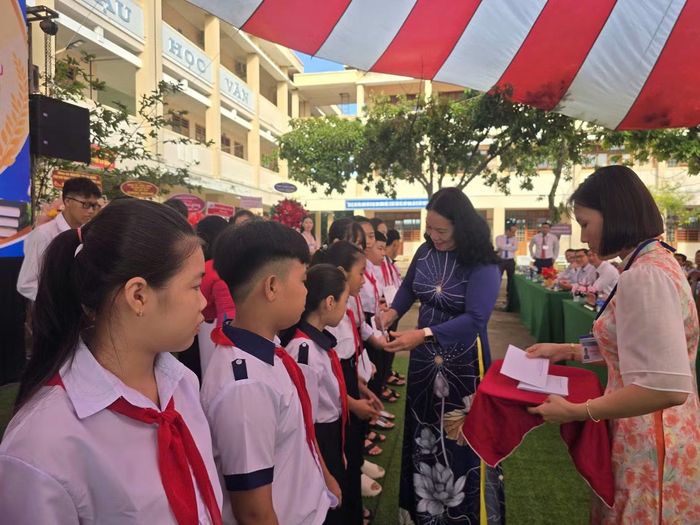 Bà Nguyễn Thị Bé Mười - Phó Chủ tịch UBND tỉnh Vĩnh Long trao học bổng cho học sinh Trường THCS và THPT Lương Thế Vinh.