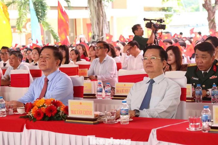Đại tướng Nguyễn Trọng Nghĩa, nguyên Phó Thủ tướng Chính phủ Mai Văn Chính cùng lãnh đạo tỉnh Tây Ninh dự lễ khai giảng năm học mới tại Trường THPT chuyên Trần Văn Giàu.