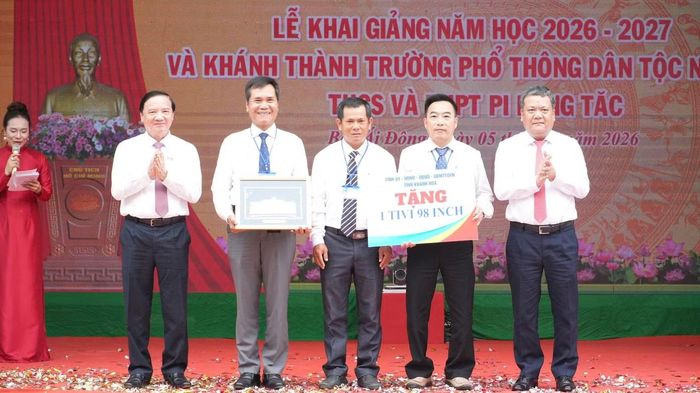 Phó Chủ tịch Quốc hội Nguyễn Khắc Định và Bí thư Tỉnh ủy Khánh Hòa Trần Phong trao quà cho nhà trường.
