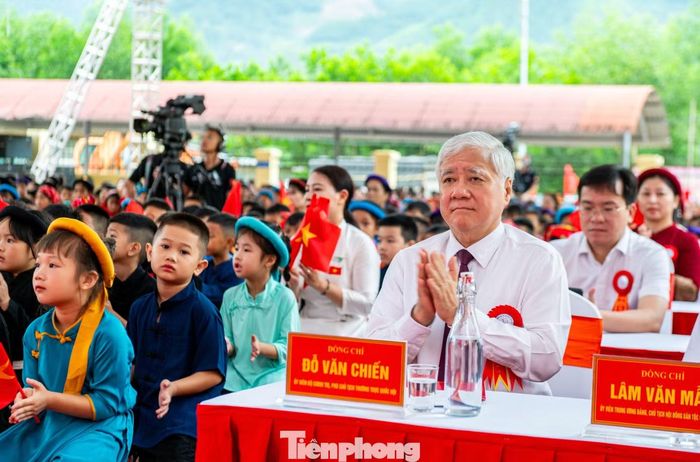 Phó Chủ tịch Quốc hội - Đỗ Văn Chiến tại điểm Trường PTNT TH&THCS Bình Liêu.