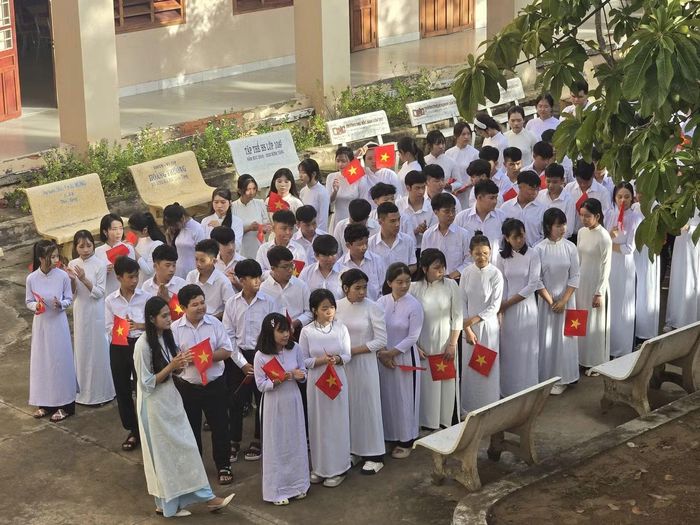 Theo bà Đồng Thị Thuận - Hiệu trưởng Trường THCS và THPT Lương Thế Vinh, năm nay nay nhà trường có một lễ khai giảng đặc biệt khi sáp nhập thành trường hai cấp, quy mô đến 55 lớp với với tổng số 2.553 học sinh. “Công tác chuẩn bị cho lễ khai giảng đã được trường hoàn tất từ hôm qua, nhưng sáng nay để yên tâm, chúng tôi vẫn rà soát lại một lần nữa” - bà Thuận cho hay.