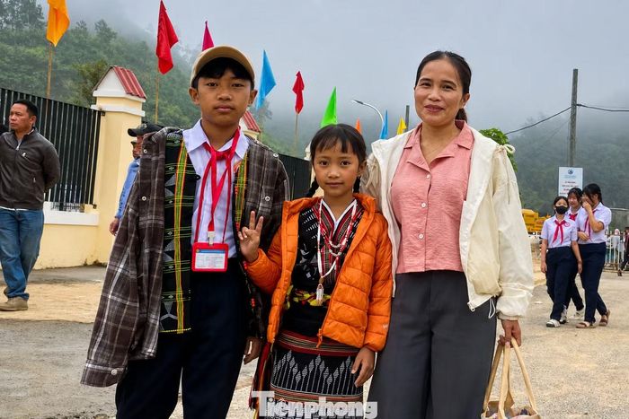 Nhiều phụ huynh không giấu được niềm vui khi con có nơi học tập, ăn ở sạch đẹp "như mơ". Phụ huynh giờ đã hết nỗi lo con thiệt thòi vì điều kiện học tập thiếu thốn.
