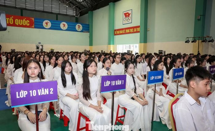Năm học 2026 - 2027, trường THPT chuyên Lương Văn Tụy có 39 lớp chuyên thuộc 10 môn chuyên với 1.365 học sinh. Đội ngũ cán bộ, giáo viên gồm 116 người, 100% đạt chuẩn và trên chuẩn chuyên môn (trong đó có 75 thạc sĩ, tiến sĩ). Trong năm học 2025 - 2026 vừa qua, nhà trường đạt nhiều thành tích xuất sắc với 64 giải học sinh giỏi quốc gia, 1 Huy chương Bạc Olympic Tin học châu Á - Thái Bình Dương (APIO), 1 giải Nhất cuộc thi Khoa học kỹ thuật cấp quốc gia…