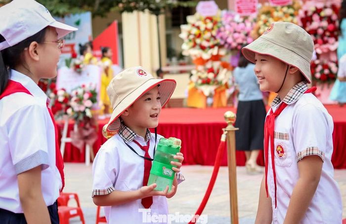 Các em học sinh tươi vui, háo hức gặp lại bạn bè, thầy cô và đón chào năm học mới.