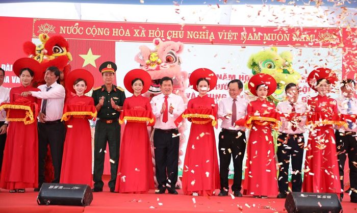 Các đại biểu thực hiện nghi thức cắt băng khánh thành. Ảnh: Nhật Huy.