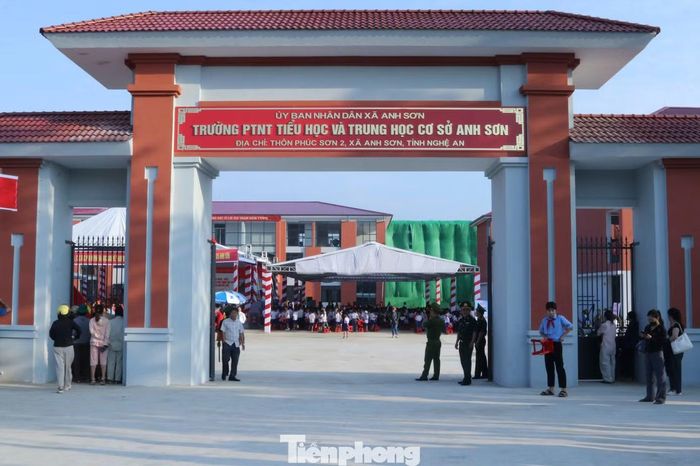 Sau nhiều tháng xây dựng, trường PTNT Tiểu học và Trung học cơ sở Anh Sơn đã hoàn thiện, khánh thành và đưa vào sử dụng năm học mới.