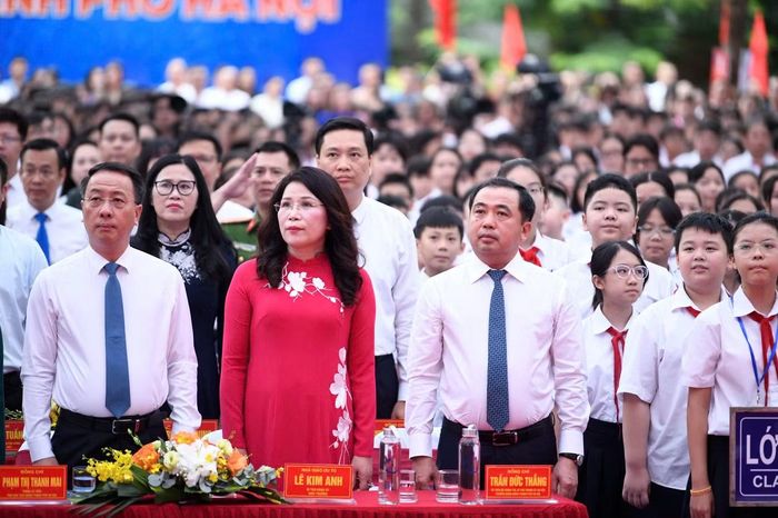 Đại biểu, khách mời chào cờ trong lễ khai giảng.