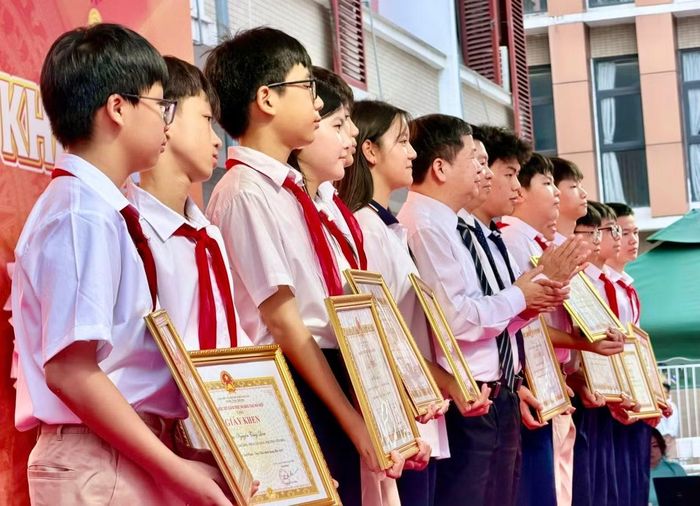 Học sinh nhận giấy khen của Giám đốc Sở GD&ĐT Hà Nội trong lễ khai giảng năm học mới.