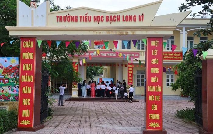 40 em học sinh Trường tiểu học Bạch Long Vĩ dự lễ khai giảng.
