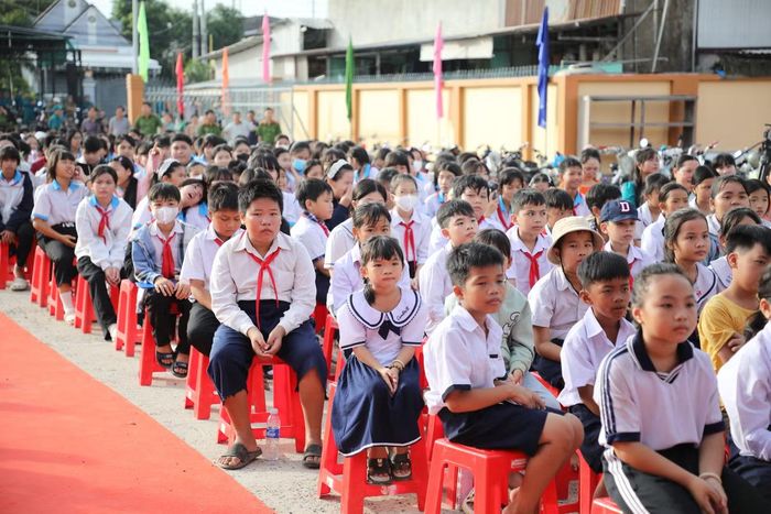 Học sinh vùng biên An Giang háo hức trong ngày khai giảng năm học mới.