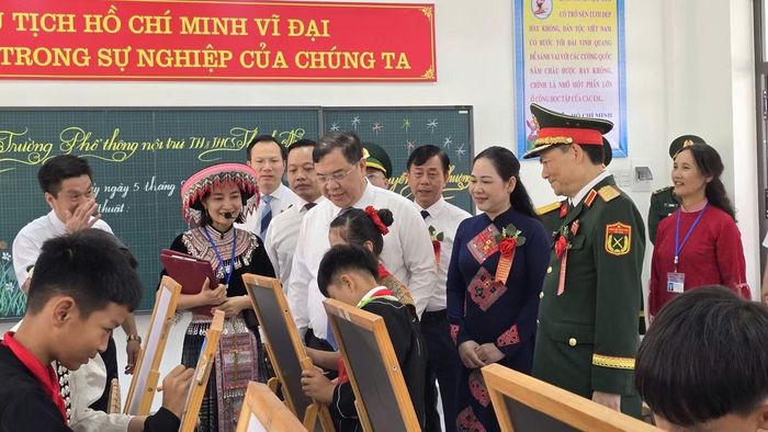 Phó Thủ tướng Thường trực Chính phủ Phạm Gia Túc thăm lớp học, trồng cây ở trường liên cấp Điện Biên.
