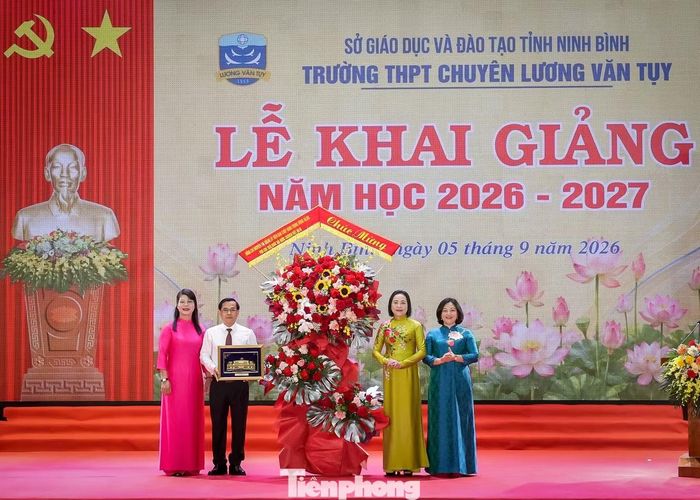 Nhân dịp khai giảng năm học mới, Phó Chủ tịch Quốc hội Nguyễn Thị Thanh tặng hoa chúc mừng tập thể cán bộ, giáo viên và học sinh trường THPT chuyên Lương Văn Tụy.