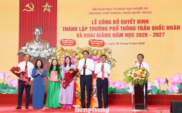 Lãnh đạo tỉnh Nghệ An trao quyết định thành lập trường.
