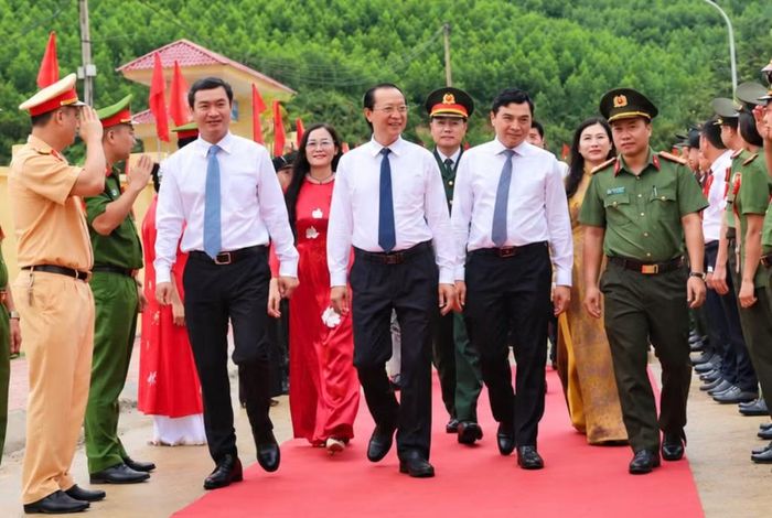 Lãnh đạo các bộ ngành và lãnh đạo UBND tỉnh Lạng Sơn tham dự buổi lễ khai giảng tại xã Mẫu Sơn.