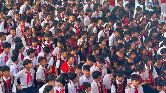 Các em học sinh dự lễ khai giảng.