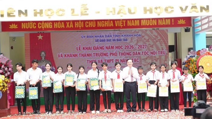 Phó Chủ tịch Quốc hội Nguyễn Khắc Định trao quà cho học sinh Trường Phổ thông Dân tộc nội trú THCS và THPT Pi Năng Tắc.