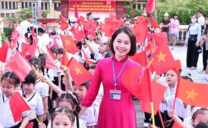Cô và trò Trường mầm non Sơn Ca và Trường tiểu học Nguyễn Văn Trỗi (Đặc khu Cát Hải) trong buổi lễ khai giảng.
