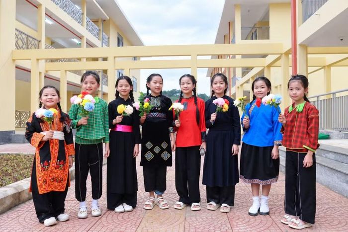 Các em học sinh tại Trường Phổ thông nội trú Tiểu học và THCS Mẫu Sơn vừa được khánh thành, đưa vào sử dụng.