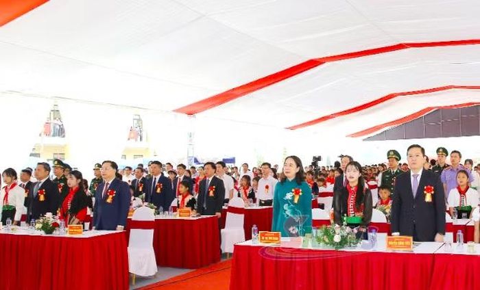 Phó Chủ tịch nước Võ Thị Ánh Xuân dự khai giảng năm học mới tại Trường Phổ thông nội trú Tiểu học - THCS Chiềng Sơn. Ảnh: Báo Sơn La.