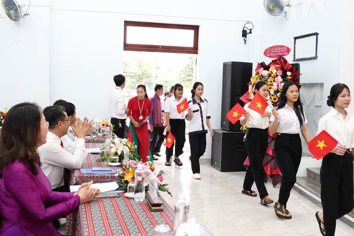 Đại biểu, thầy cô chào đón các em học sinh khối lớp 10 bắt đầu năm học mới 2026-2027. Ảnh: Ngô Tùng