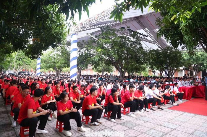 Toàn cảnh lễ công bố quyết định thành lập trường và khai giảng năm học mới tại Trường Phổ thông Trần Quốc Hoàn.