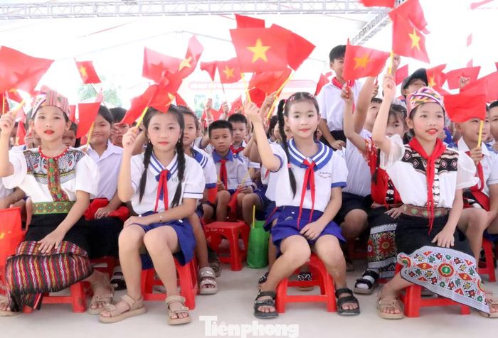 Hơn 1.000 học sinh Trường PTNT Tiểu học và THCS Anh Sơn chính thức bước vào năm học mới.