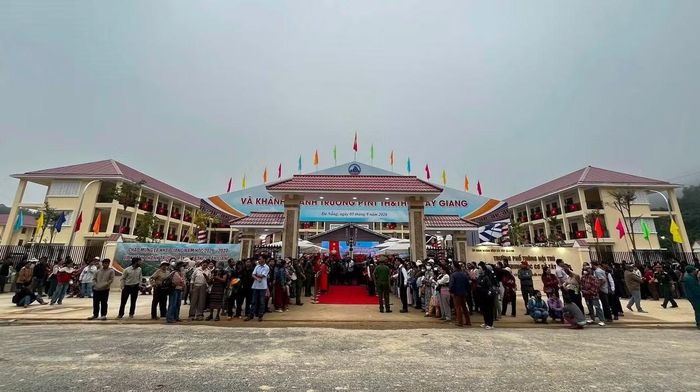 Trường Phổ thông nội trú TH&THCS Tây Giang được xây dựng trên diện tích 4,1 ha, có quy mô 1.000 học sinh. Các hạng mục chính bao gồm: khối lớp học với 30 lớp, 14 phòng bộ môn; khối hành chính quản trị; và khối phục vụ sinh hoạt.