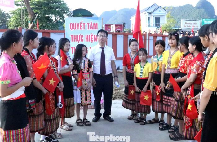 Thầy dặn dò các em học sinh trong lễ khai giảng năm học mới.