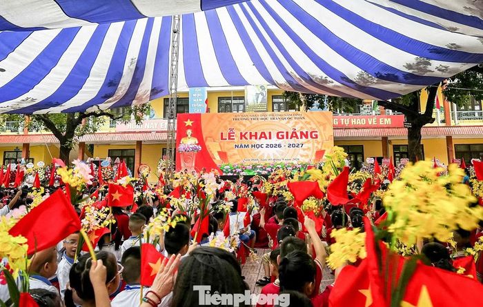 Tại Trường Tiểu học Trần Quốc Toản (phường Nam Định, tỉnh Ninh Bình), khuôn viên trường rực rỡ cờ hoa, không khí ngày khai giảng năm học mới ngập tràn niềm vui. Từ sáng sớm, thầy cô và học sinh đã có mặt đông đủ, háo hức đón chào năm học mới.