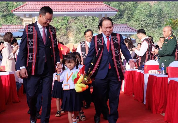 Phó Thủ tướng Lê Tiến Châu và Bí thư Thành ủy Đà Nẵng Nguyễn Ngọc Quang dẫn các em học sinh vào trường mới.