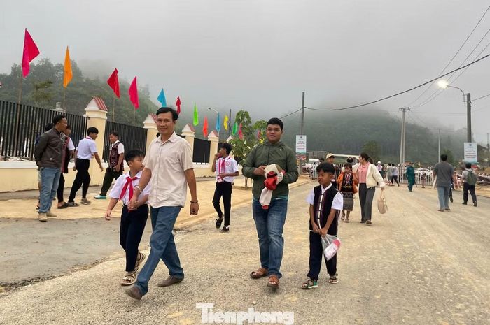 Rạng sáng nay, hàng trăm phụ huynh tại xã Tây Giang (thành phố Đà Nẵng) đã dậy sớm dẫn con đến Trường Phổ thông nội trú TH&THCS Tây Giang. Đây là mùa khai giảng thật đặc biệt khi các con được học trong ngôi trường mới khang trang. Ảnh: T.H.