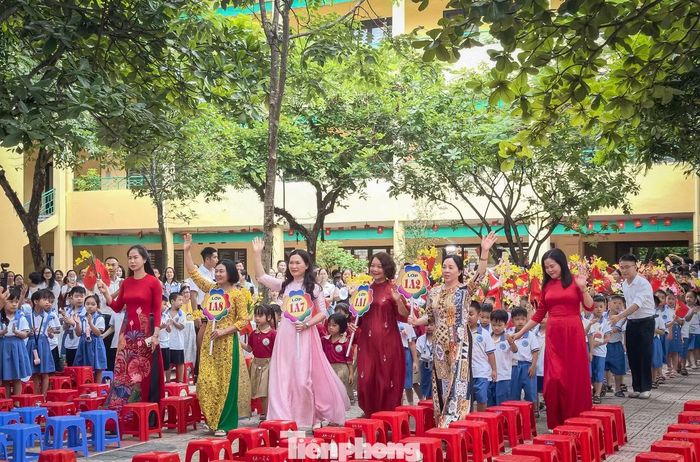 Cô và trò Trường Tiểu học Trần Quốc Toản rạng rỡ trong ngày hội toàn dân đưa trẻ tới trường.