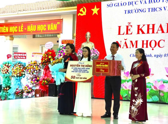 Phó Chủ tịch Quốc hội Nguyễn Thị Hồng tặng 50 suất học bổng (mỗi suất trị giá 1 triệu đồng) và một phần quà cho tập thể nhà trường.