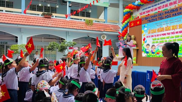 Giây phút các em học sinh lớp 1 và giáo viên chủ nhiệm ra mắt toàn trường